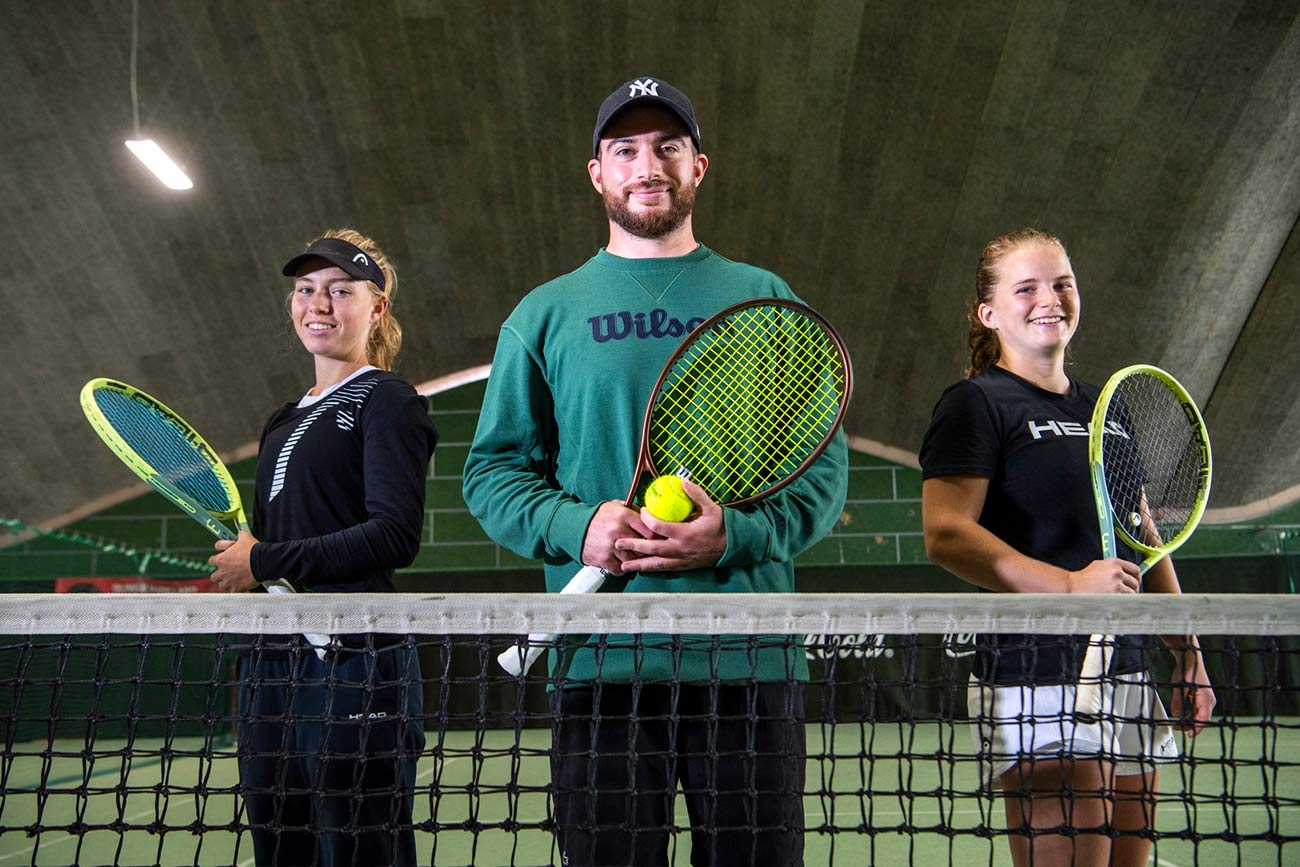 joueur et joueuses de tennis