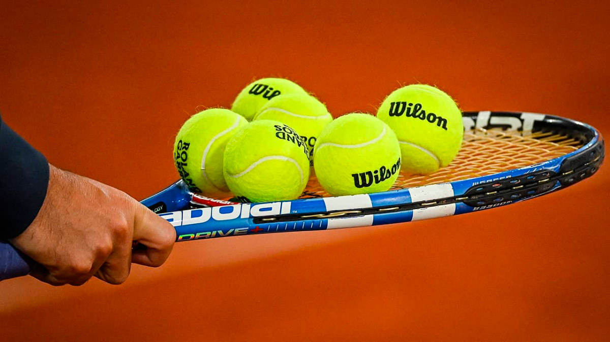 raquette et balles de tennis